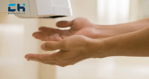 El secador de manos: un nido de gérmenes si no se desinfecta correctamente