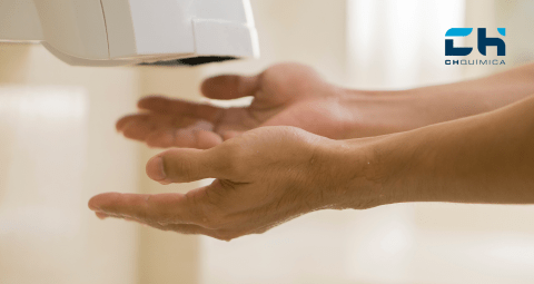 El secador de manos: un nido de gérmenes si no se desinfecta correctamente